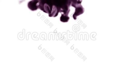 彩色紫色墨水掉在水里。 可爱明亮的变形。 墨鱼墨汁飞溅.. 体积效应。 美丽美丽